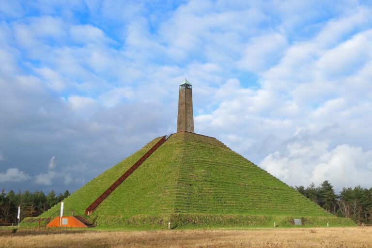 פירמידת אוסטרליץ PYRAMIDE VAN AUSTERLITZ